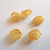 Abalorio bola irregular resina pequea 11x7mm. Pase 5MM. AMARILLO ANARANJADO