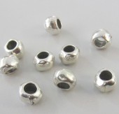 Bola irregular 9x7mm pase 4,8mm. Zamak bao de plata