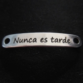 Chapa con mensaje zamak bao de plata  nunca es tarde  38x6,5mm. Agujero 3mm. Bao de plata